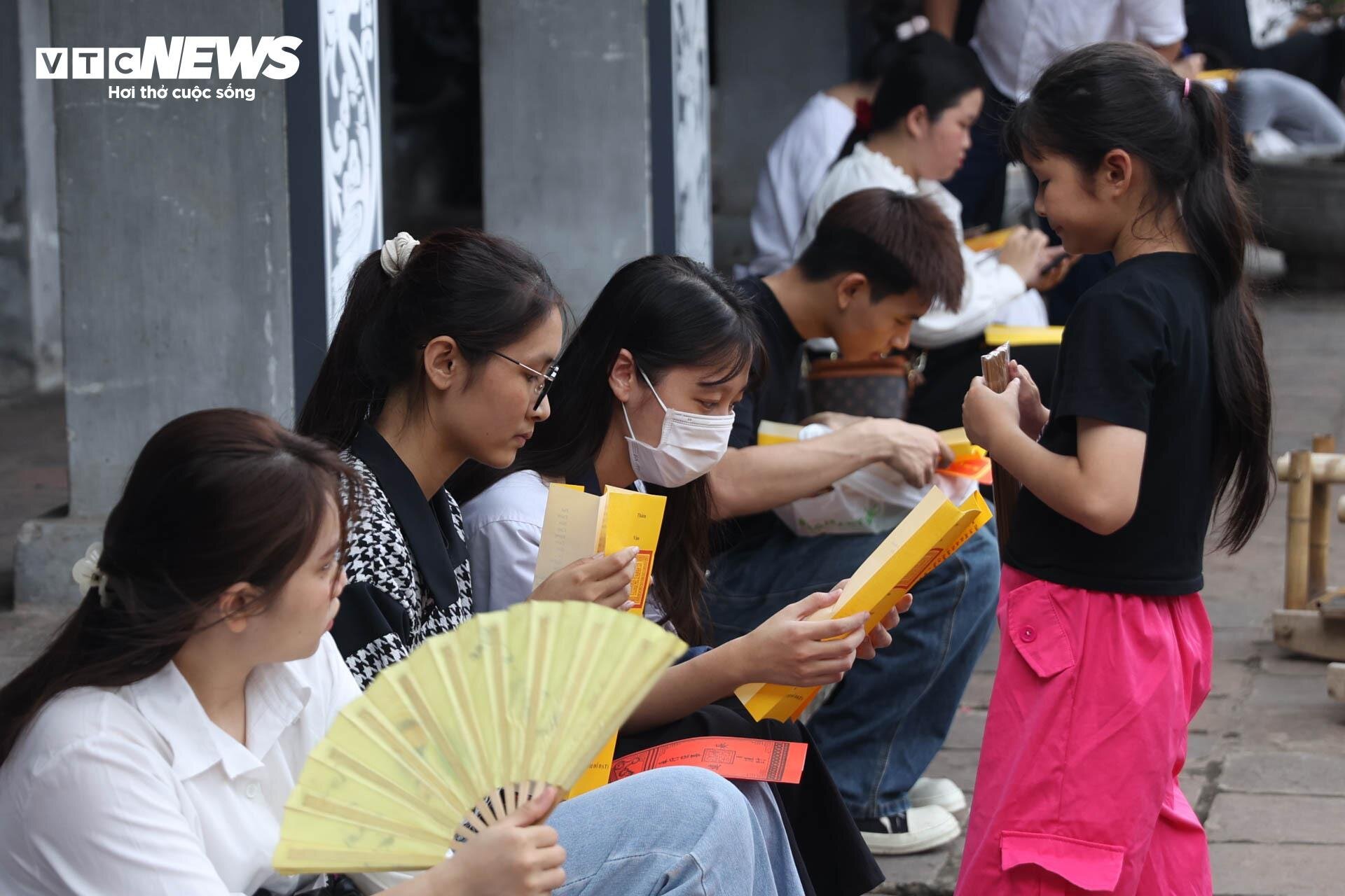 Nườm nượp sĩ tử về Văn Miếu ngồi lều chõng xin vía cầu may-4