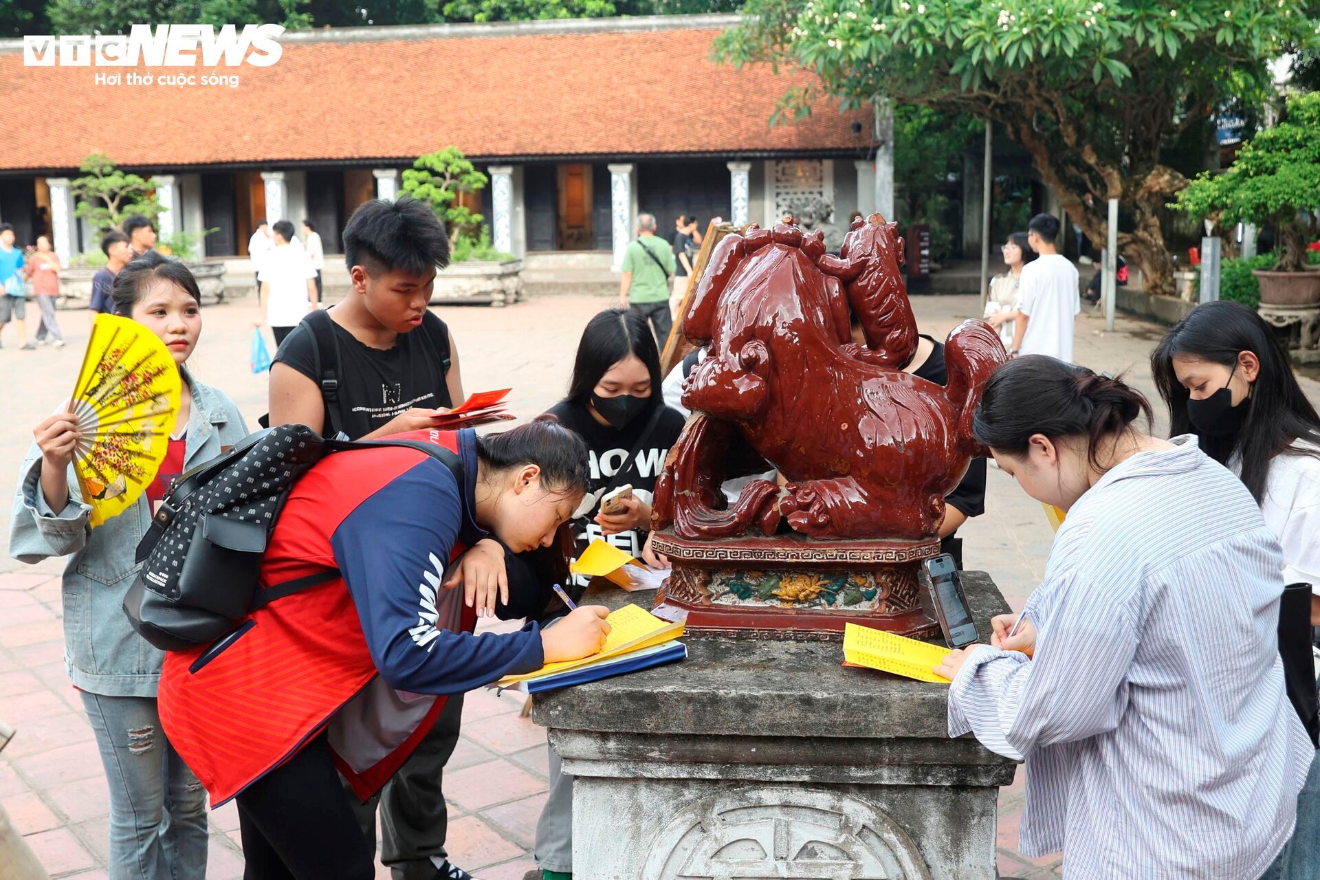 Nườm nượp sĩ tử về Văn Miếu ngồi lều chõng xin vía cầu may-7