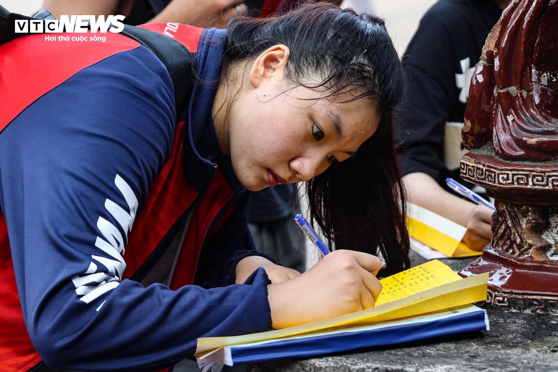 Nườm nượp sĩ tử về Văn Miếu ngồi lều chõng xin vía cầu may-9