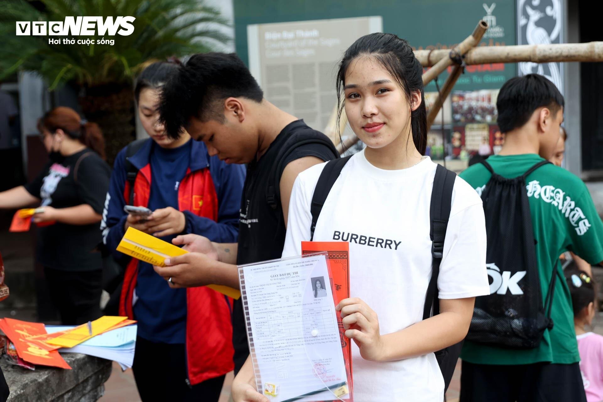 Nườm nượp sĩ tử về Văn Miếu ngồi lều chõng xin vía cầu may-6