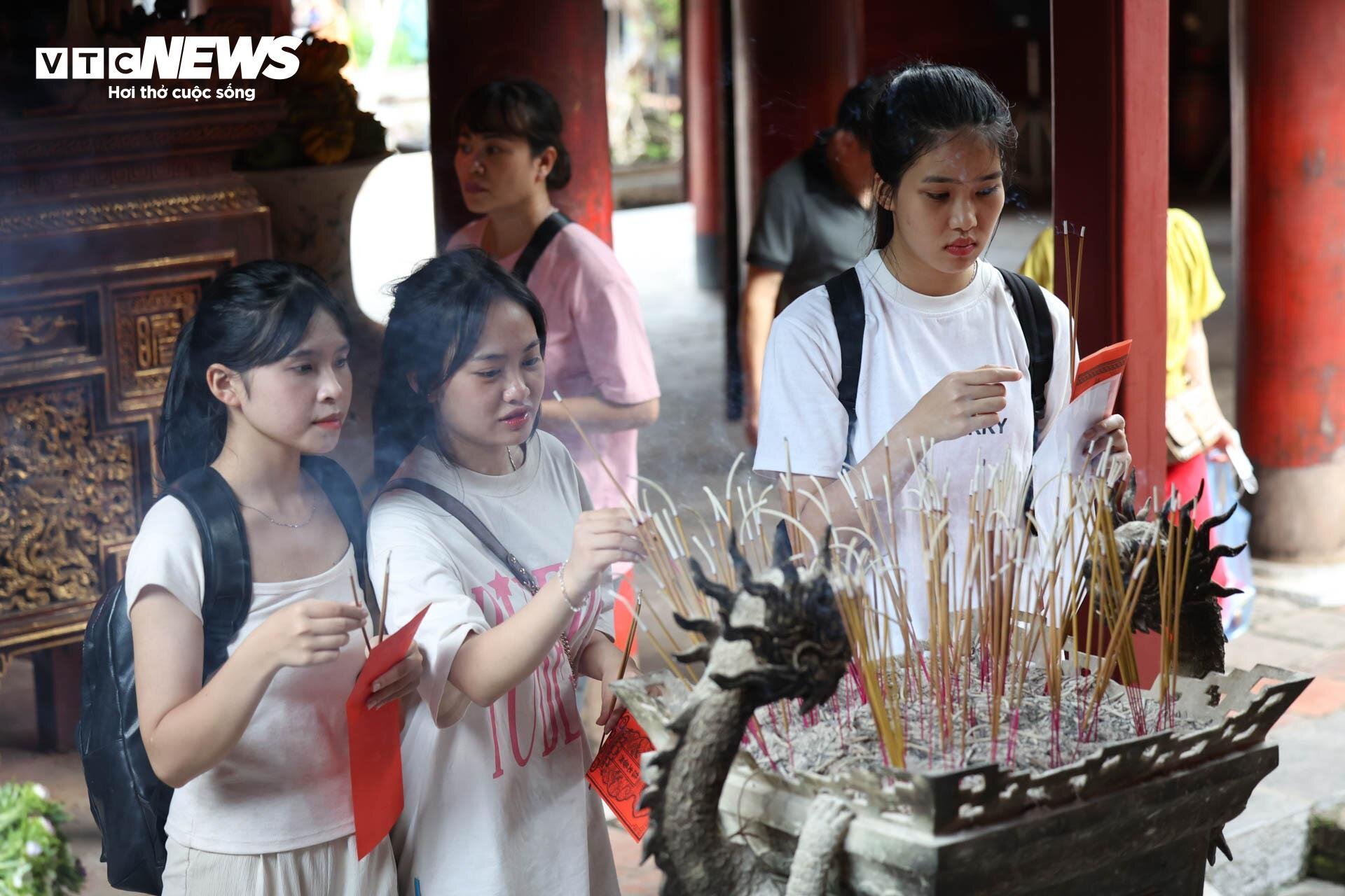 Nườm nượp sĩ tử về Văn Miếu ngồi lều chõng xin vía cầu may-8