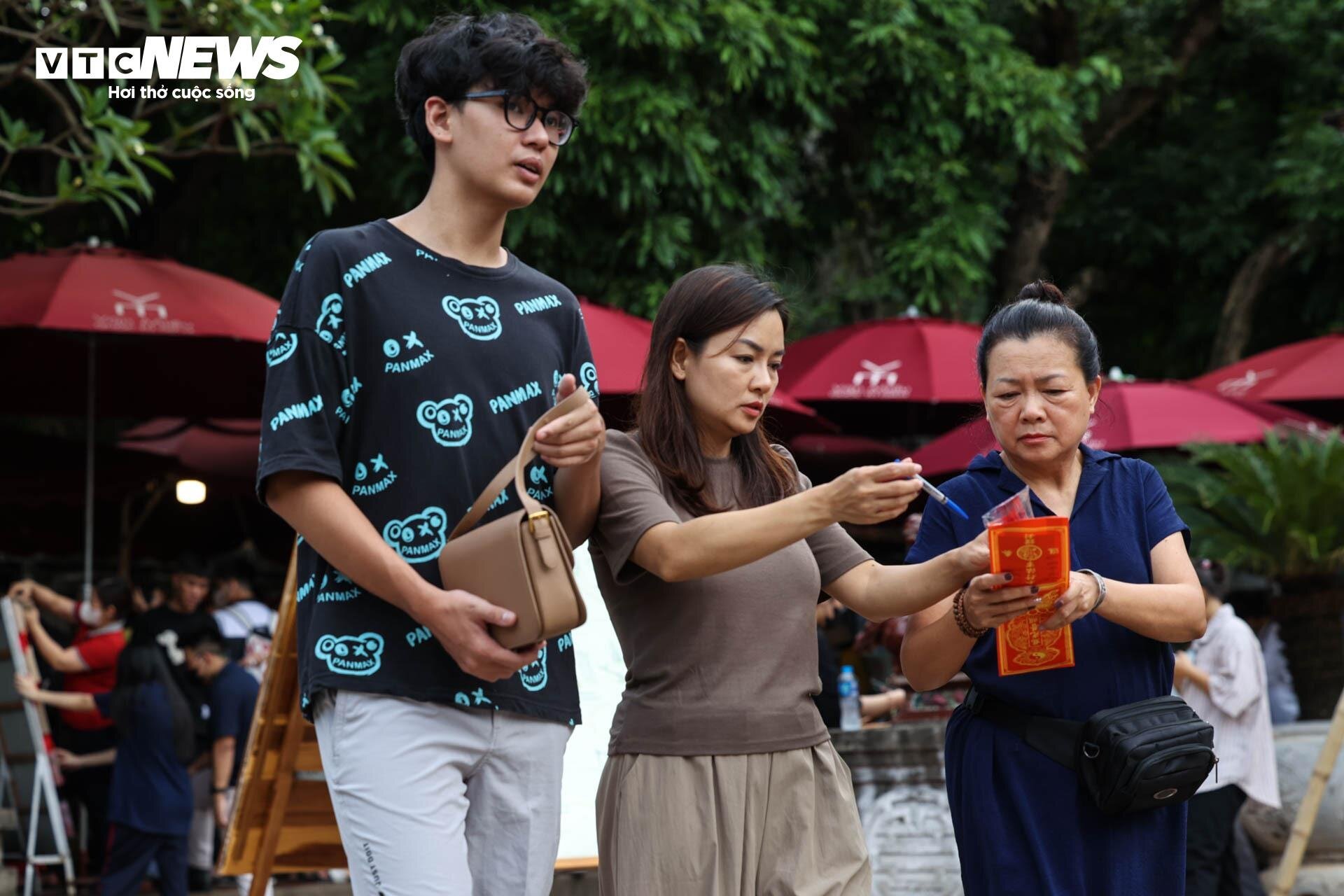 Nườm nượp sĩ tử về Văn Miếu ngồi lều chõng xin vía cầu may-5