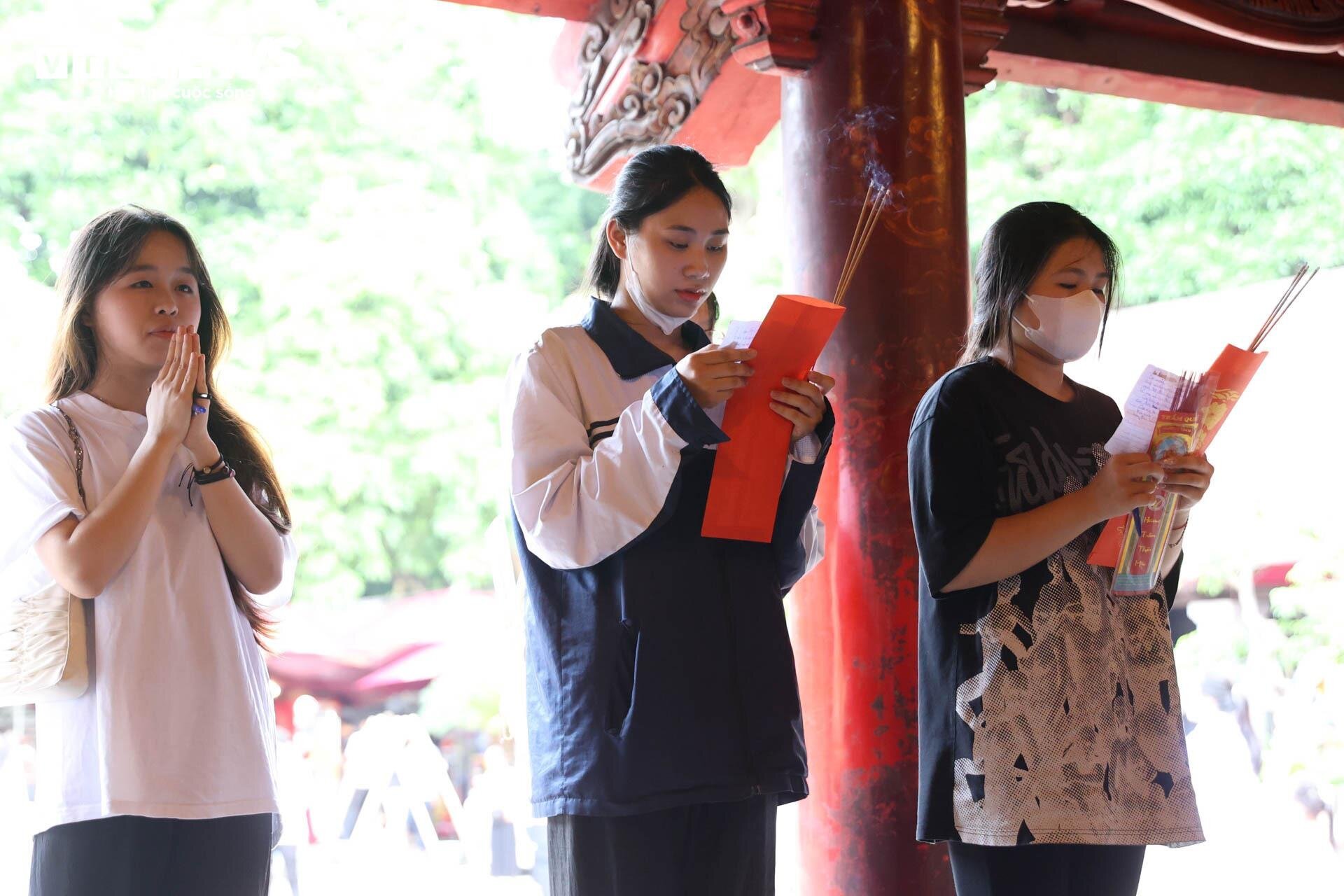 Nườm nượp sĩ tử về Văn Miếu ngồi lều chõng xin vía cầu may-14