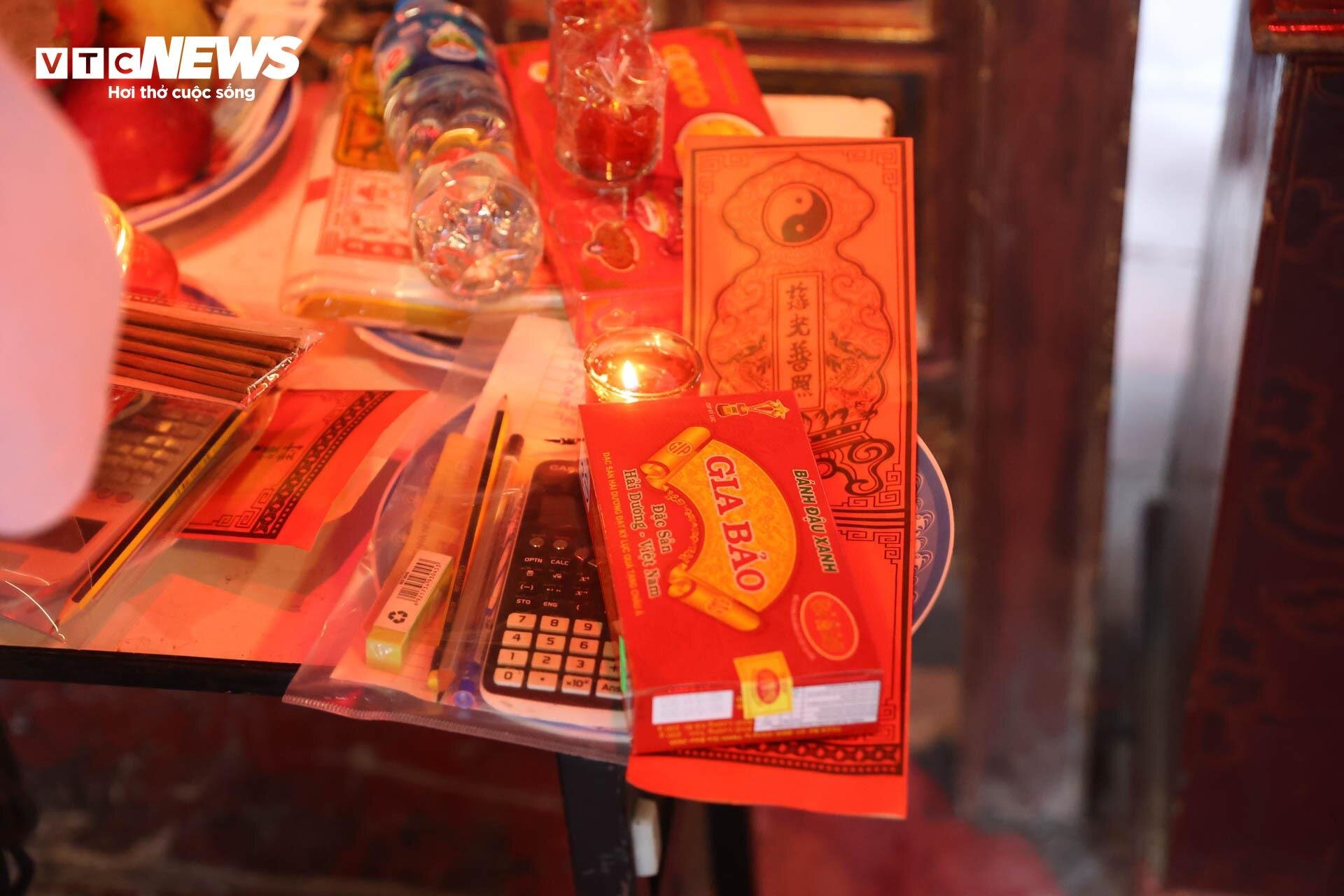 Nườm nượp sĩ tử về Văn Miếu ngồi lều chõng xin vía cầu may-11