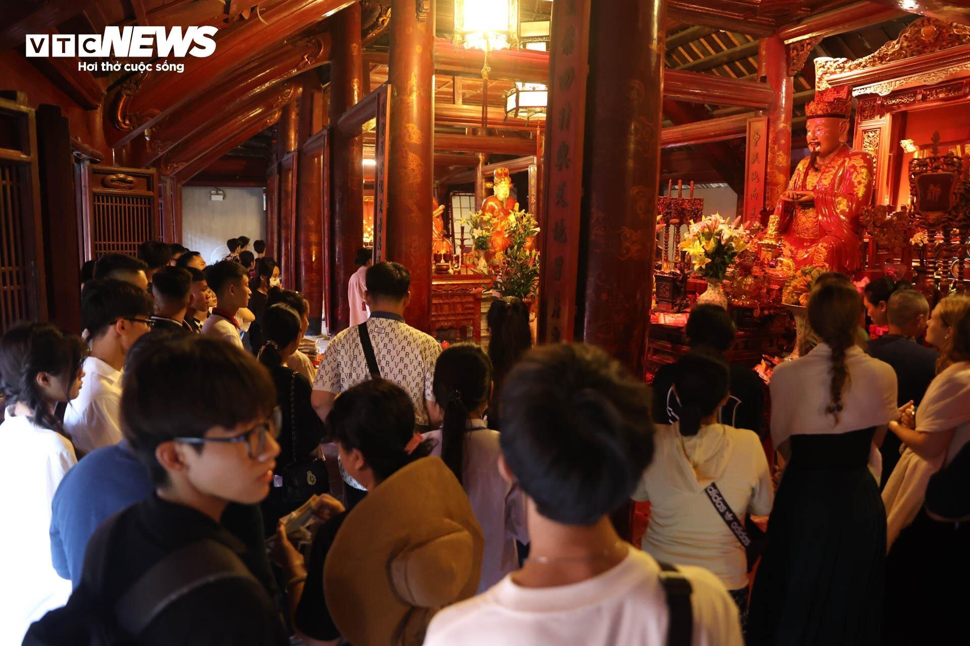 Nườm nượp sĩ tử về Văn Miếu ngồi lều chõng xin vía cầu may-12