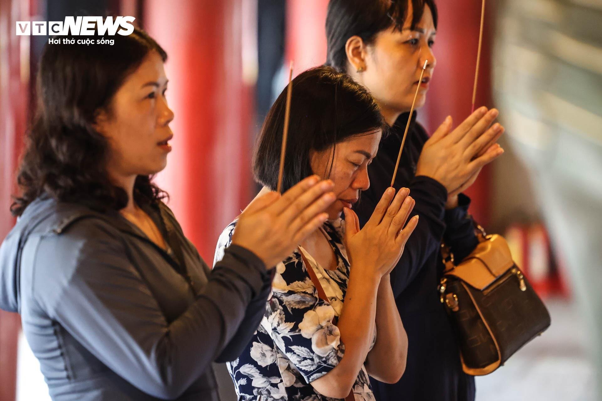 Nườm nượp sĩ tử về Văn Miếu ngồi lều chõng xin vía cầu may-13