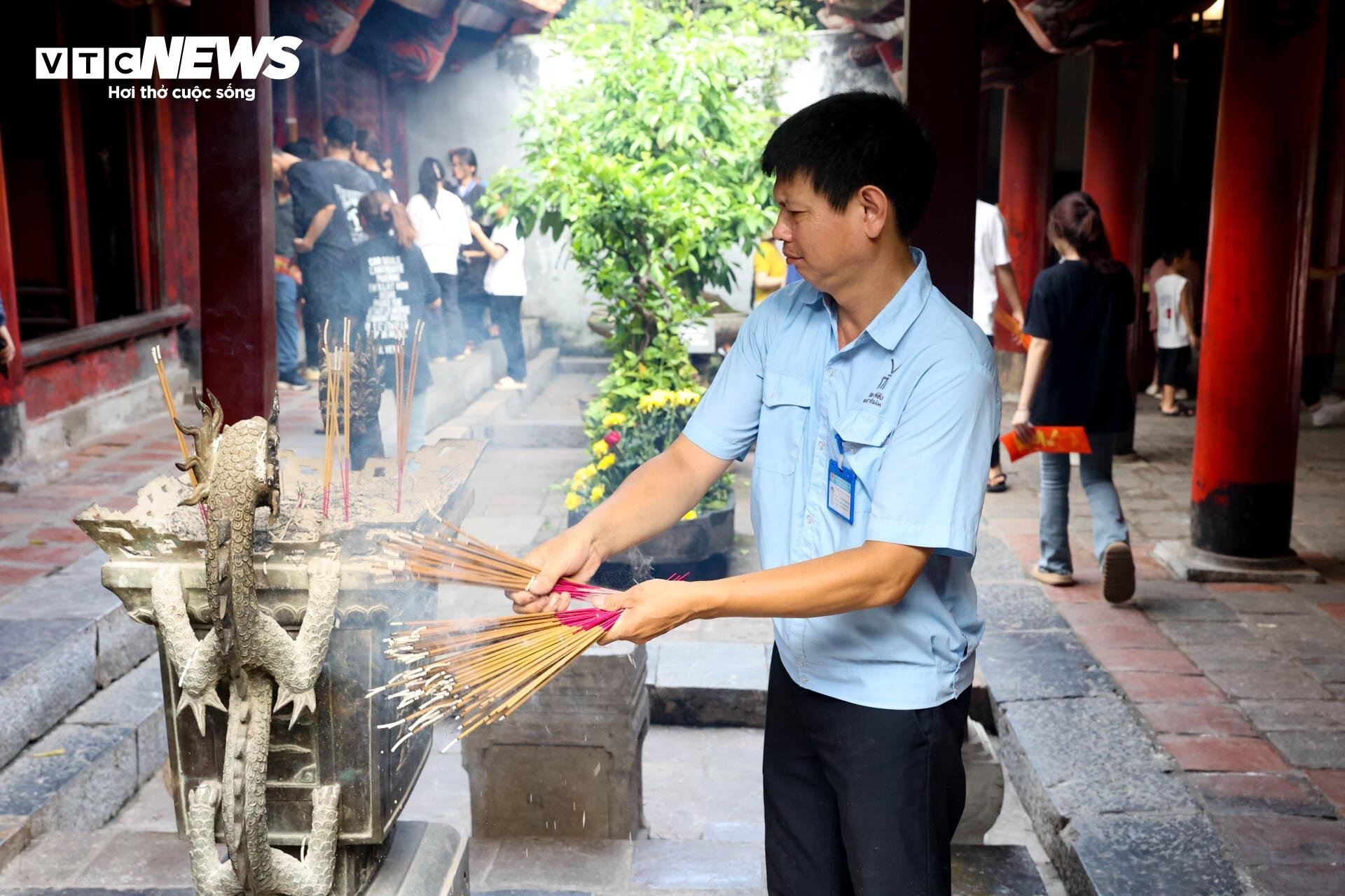 Nườm nượp sĩ tử về Văn Miếu ngồi lều chõng xin vía cầu may-15