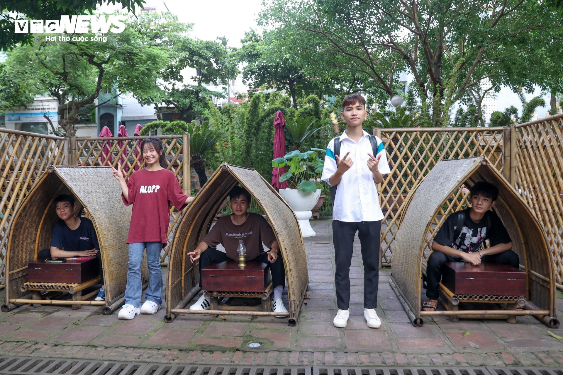 Nườm nượp sĩ tử về Văn Miếu ngồi lều chõng xin vía cầu may-16