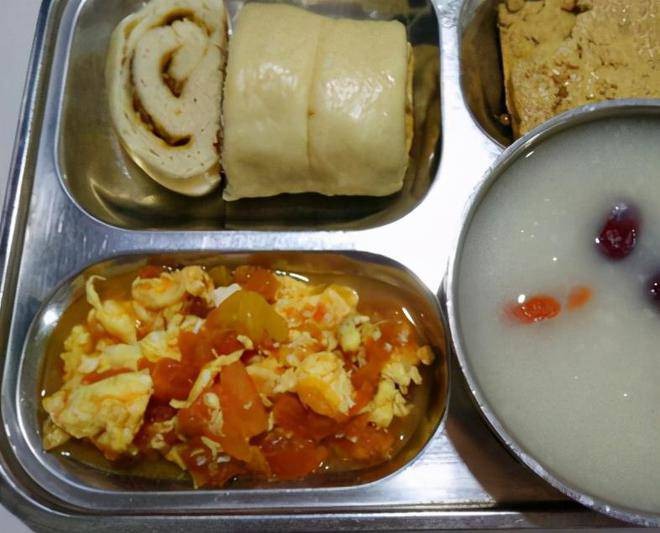 Con đi mẫu giáo cả tháng không lên lạng nào còn sụt ký, mẹ đến trường thấy bữa trưa thì chết đứng-1