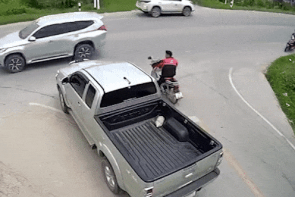 Clip: Trượt ngã, người đàn ông lao thẳng vào gầm xe ô tô bán tải