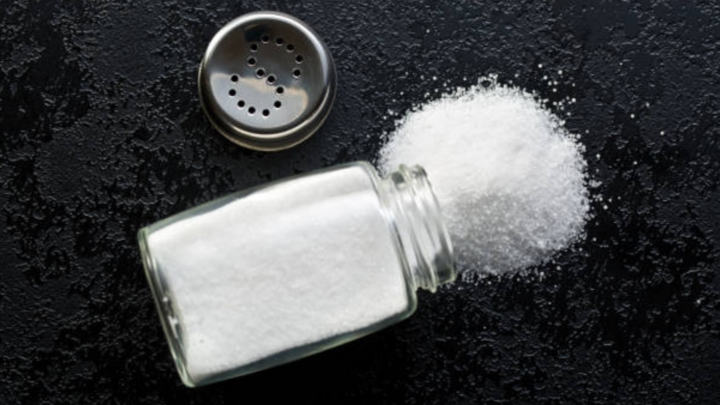 Đặt một ly nước muối trong phòng ngủ có tác dụng gì?-1