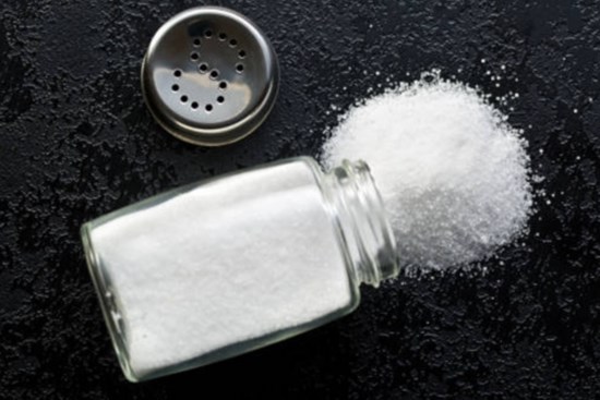 Đặt một ly nước muối trong phòng ngủ có tác dụng gì?