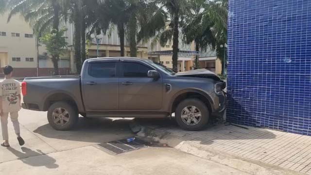 Uống 30 viên thuốc an thần tự tử rồi lái ô tô tông vào tường bệnh viện-2