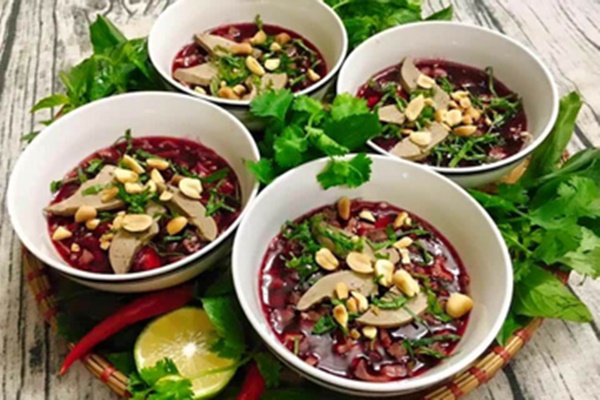 Người phụ nữ bị lưỡi câu cá găm vào mắt-1