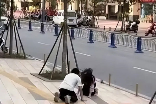 Đôi trai gái liên tục quỳ lạy nhau giữa đường, sự thật gây tranh cãi-1