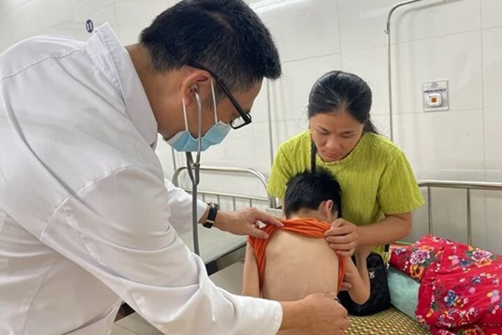 Khó thở, tràn dịch màng phổi do sán ký sinh