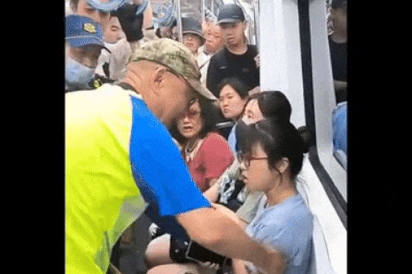 Clip: Người đàn ông gây phẫn nộ khi ép cô gái nhường chỗ trên tàu