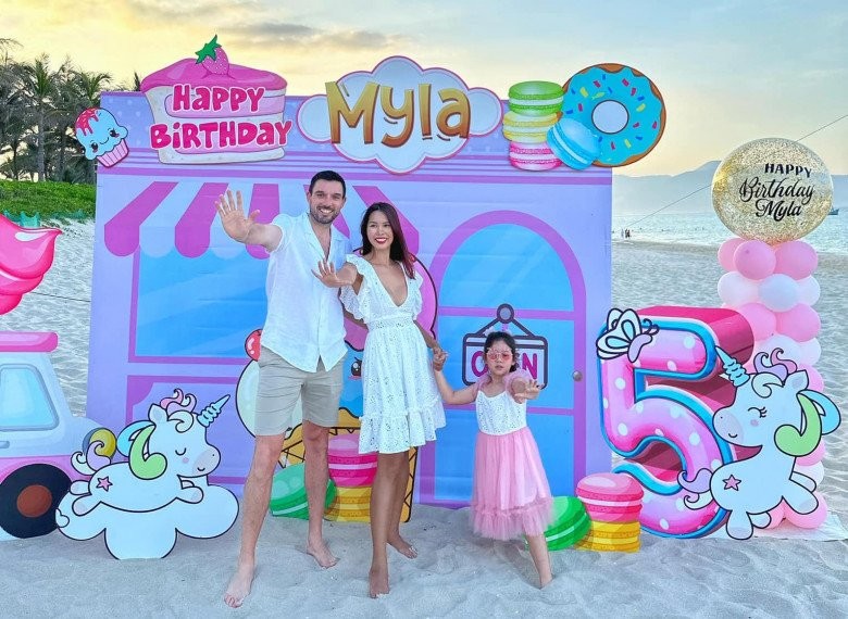 Con gái Hà Anh tròn 6 tuổi xinh đẹp giống bố Tây, mỗi năm đều làm sinh nhật chuẩn tiểu thư nhà giàu-4