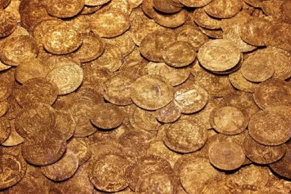 Phát hiện kho báu đầy vàng trị giá 21 tỷ đồng dưới sàn bếp-1