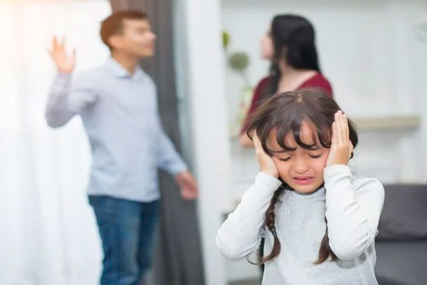 Những đứa trẻ tha thiết mong bố mẹ ly hôn-1