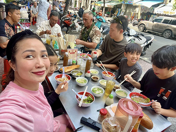 Ốc Thanh Vân đưa các con về Việt Nam hội ngộ chồng và gia đình-4