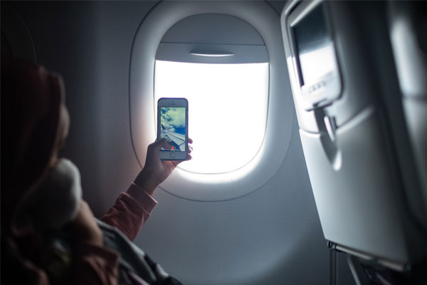 Máy bay Tây Ban Nha gặp nhiễu động, hành khách bị hất văng lên khoang hành lý-1