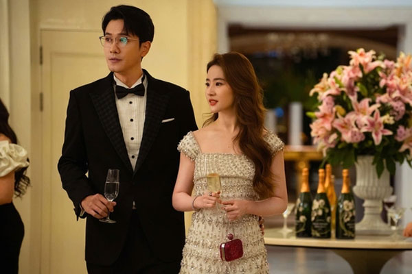 Chồng tăng ca làm đêm và sự thật phũ phàng không thể ngờ bên trong căn hộ anh hàng xóm độc thân-2