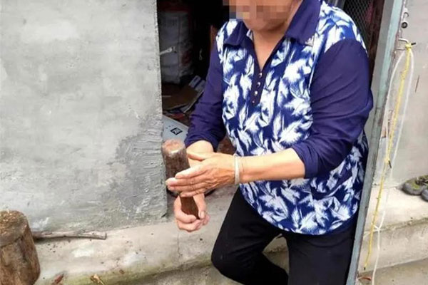 Cụ bà 90 tuổi dùng lựu đạn làm chày giã hạt tiêu suốt hơn 20 năm-1