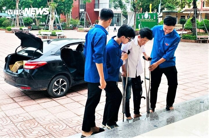 Thí sinh bị gãy khớp gối, chống nạng vào phòng thi tốt nghiệp THPT-1