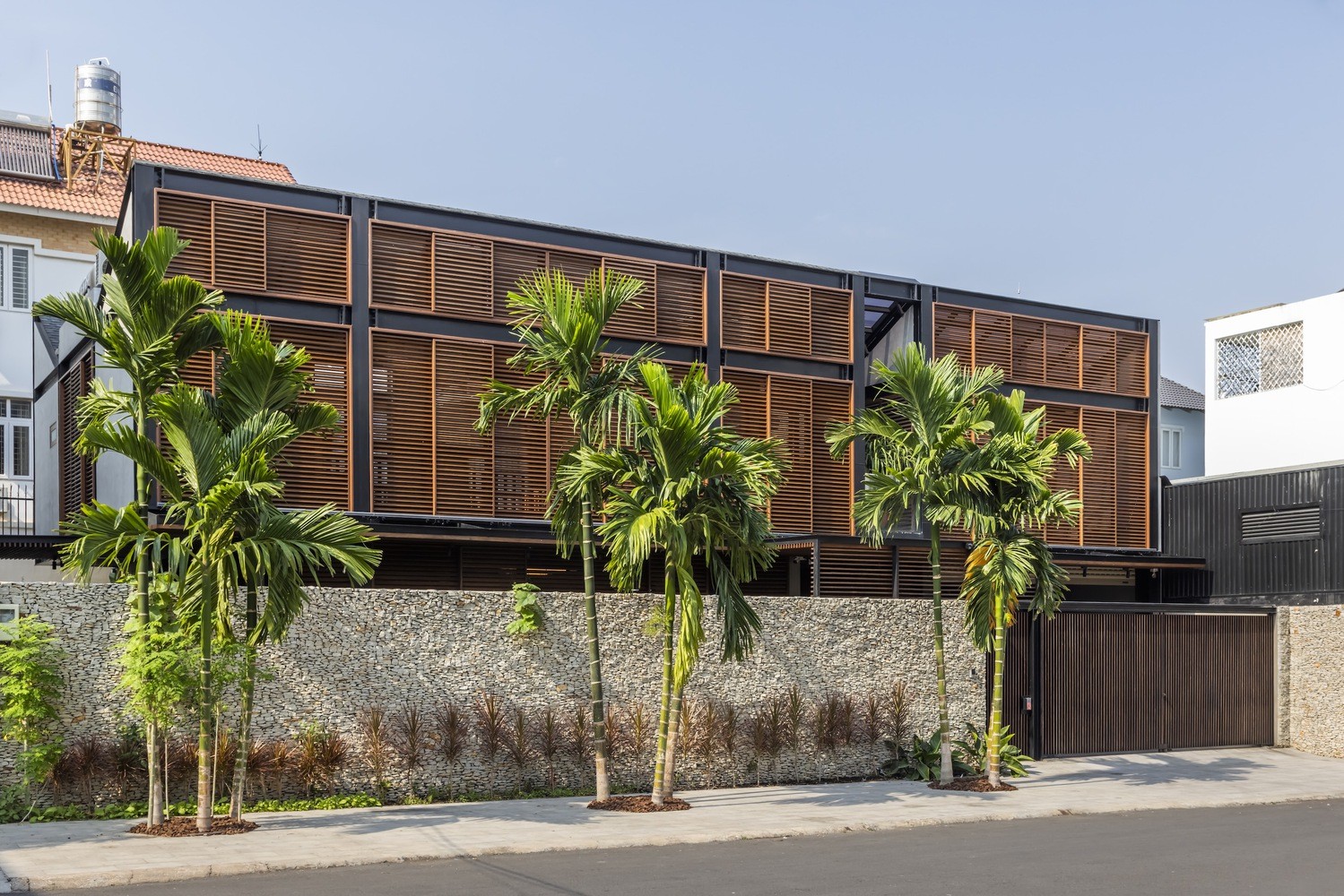 Nhà khung thép cửa chớp đơn giản mà hợp phong thủy-6