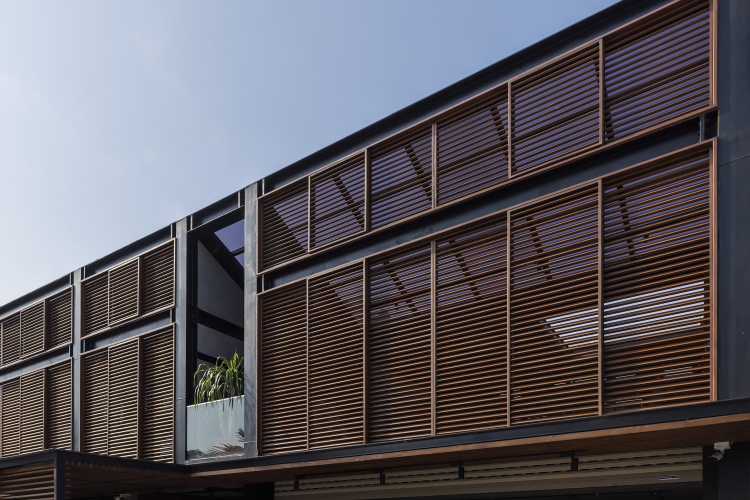 Nhà khung thép cửa chớp đơn giản mà hợp phong thủy-14