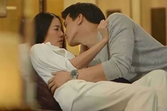 Chồng tăng ca làm đêm và sự thật phũ phàng không thể ngờ bên trong căn hộ anh hàng xóm độc thân