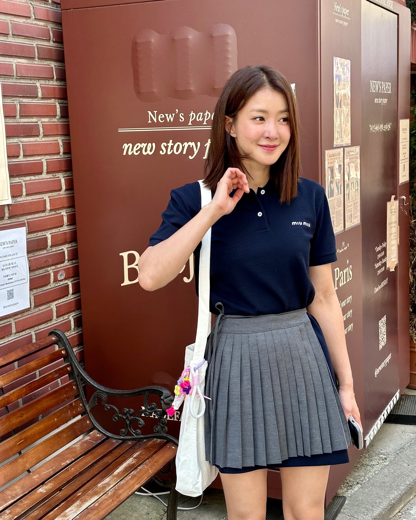 10 cách mặc chân váy ngắn tôn dáng tối ưu, giúp vẻ ngoài của phụ nữ trên 40 tuổi thêm sang trọng-2