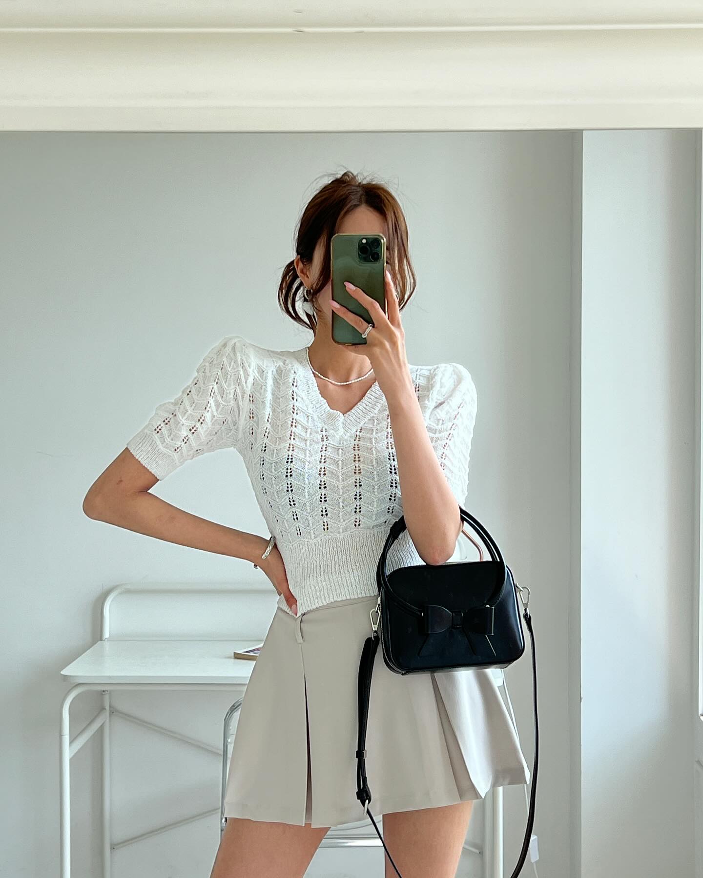 10 cách mặc chân váy ngắn tôn dáng tối ưu, giúp vẻ ngoài của phụ nữ trên 40 tuổi thêm sang trọng-5