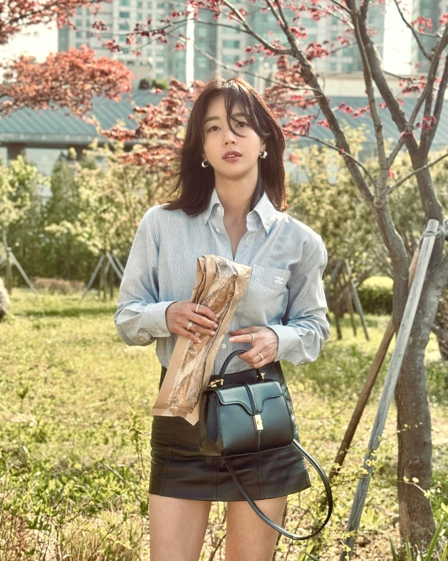 10 cách mặc chân váy ngắn tôn dáng tối ưu, giúp vẻ ngoài của phụ nữ trên 40 tuổi thêm sang trọng-7