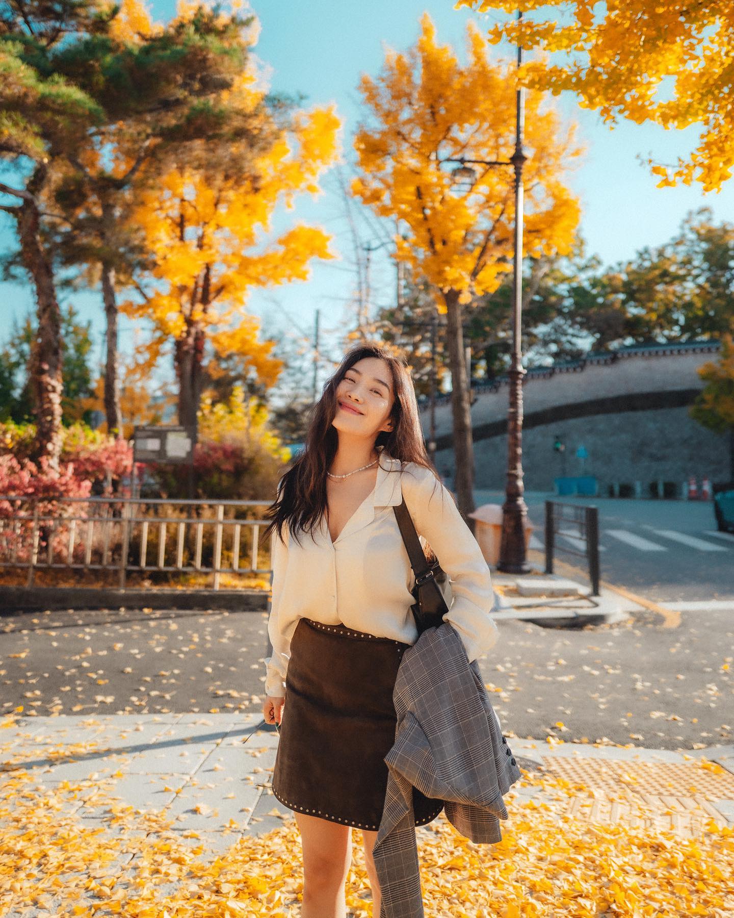 10 cách mặc chân váy ngắn tôn dáng tối ưu, giúp vẻ ngoài của phụ nữ trên 40 tuổi thêm sang trọng-9