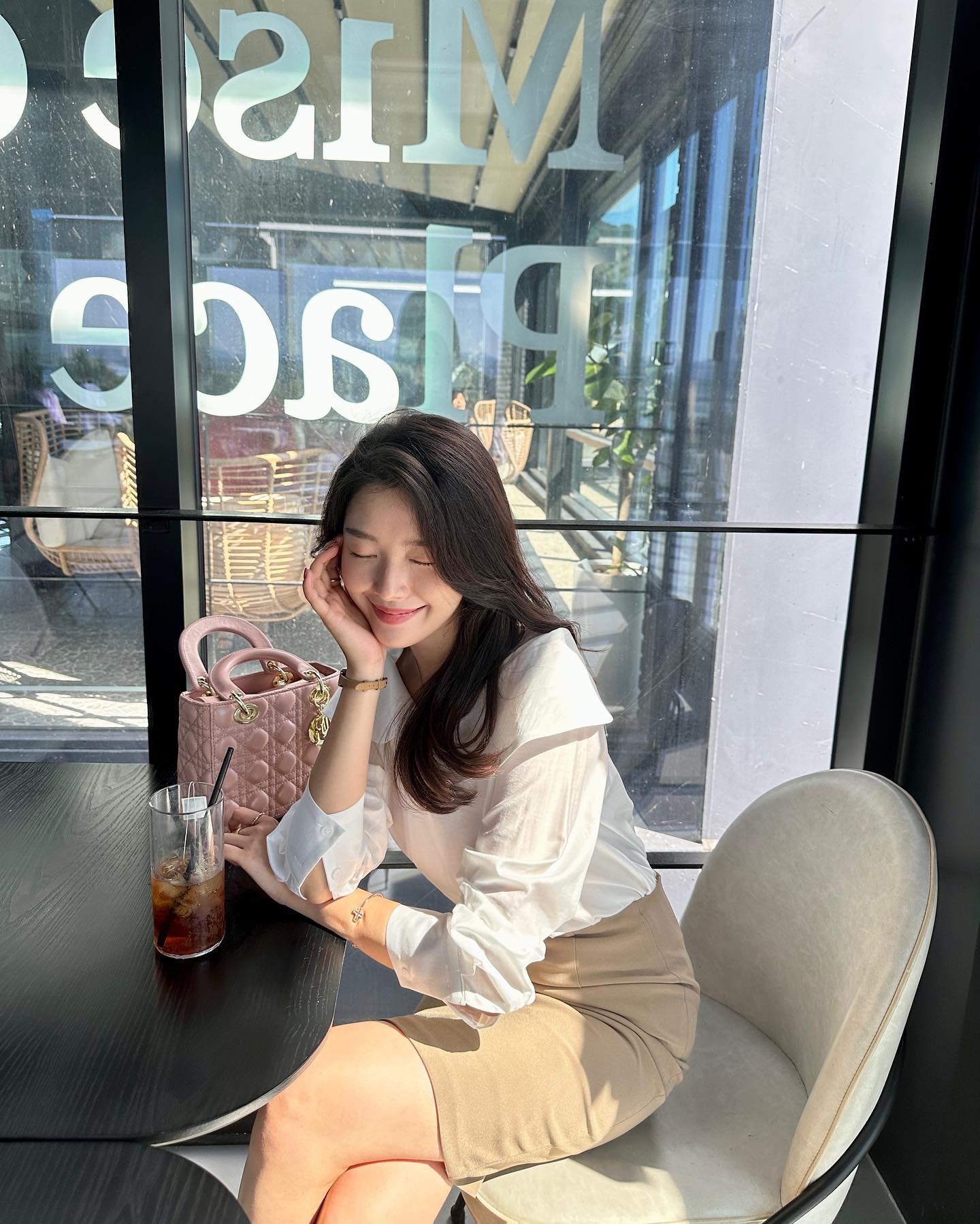 10 cách mặc chân váy ngắn tôn dáng tối ưu, giúp vẻ ngoài của phụ nữ trên 40 tuổi thêm sang trọng-10