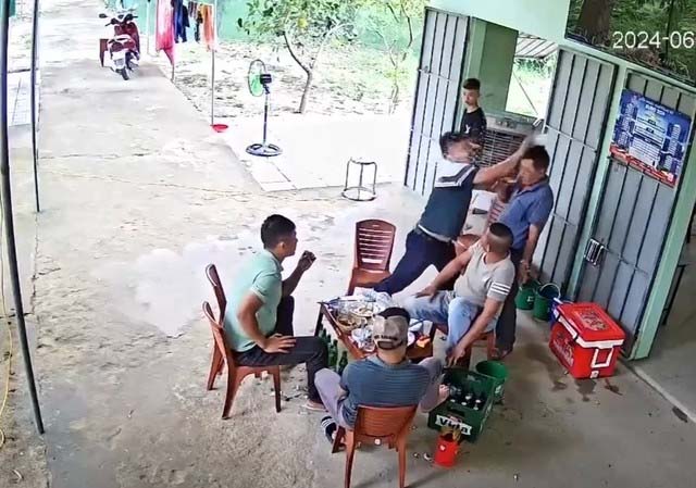 Cán bộ xã cầm cốc bia đánh vào đầu người khác tại quán nhậu-1