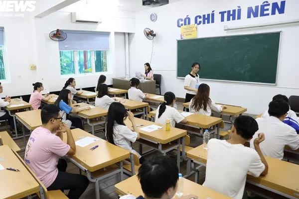 Nam sinh gãy tay, uống thuốc giảm đau cố hoàn thành bài Văn 4 mặt giấy-3