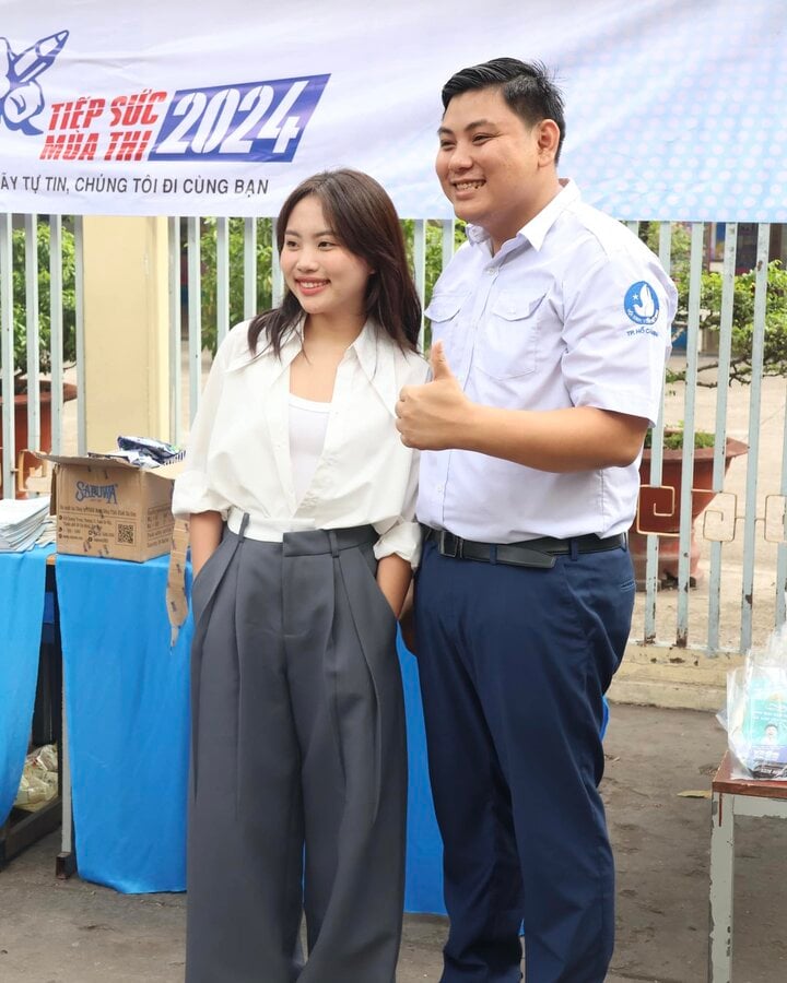 Phương Mỹ Chi giản dị đi phát nước, tiếp sức sĩ tử thi tốt nghiệp THPT 2024-7