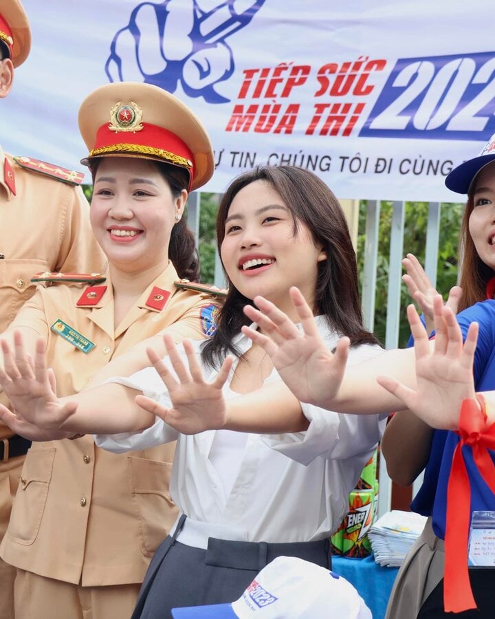 Phương Mỹ Chi giản dị đi phát nước, tiếp sức sĩ tử thi tốt nghiệp THPT 2024-8