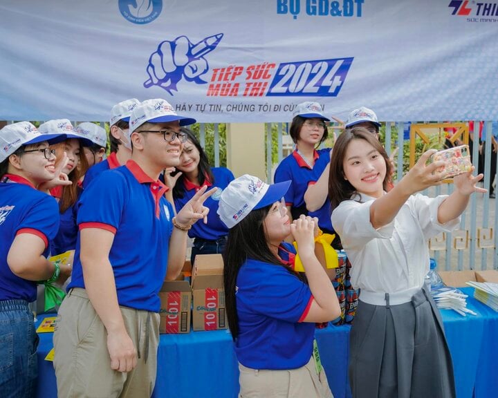 Phương Mỹ Chi giản dị đi phát nước, tiếp sức sĩ tử thi tốt nghiệp THPT 2024-6