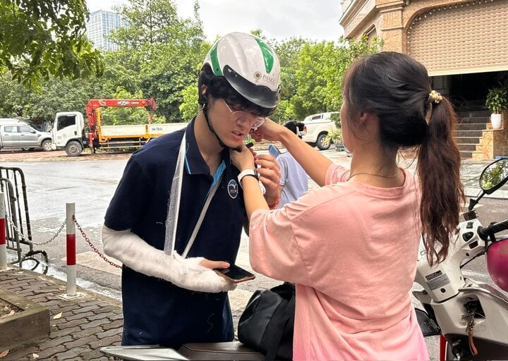 Nam sinh gãy tay, uống thuốc giảm đau cố hoàn thành bài Văn 4 mặt giấy-2