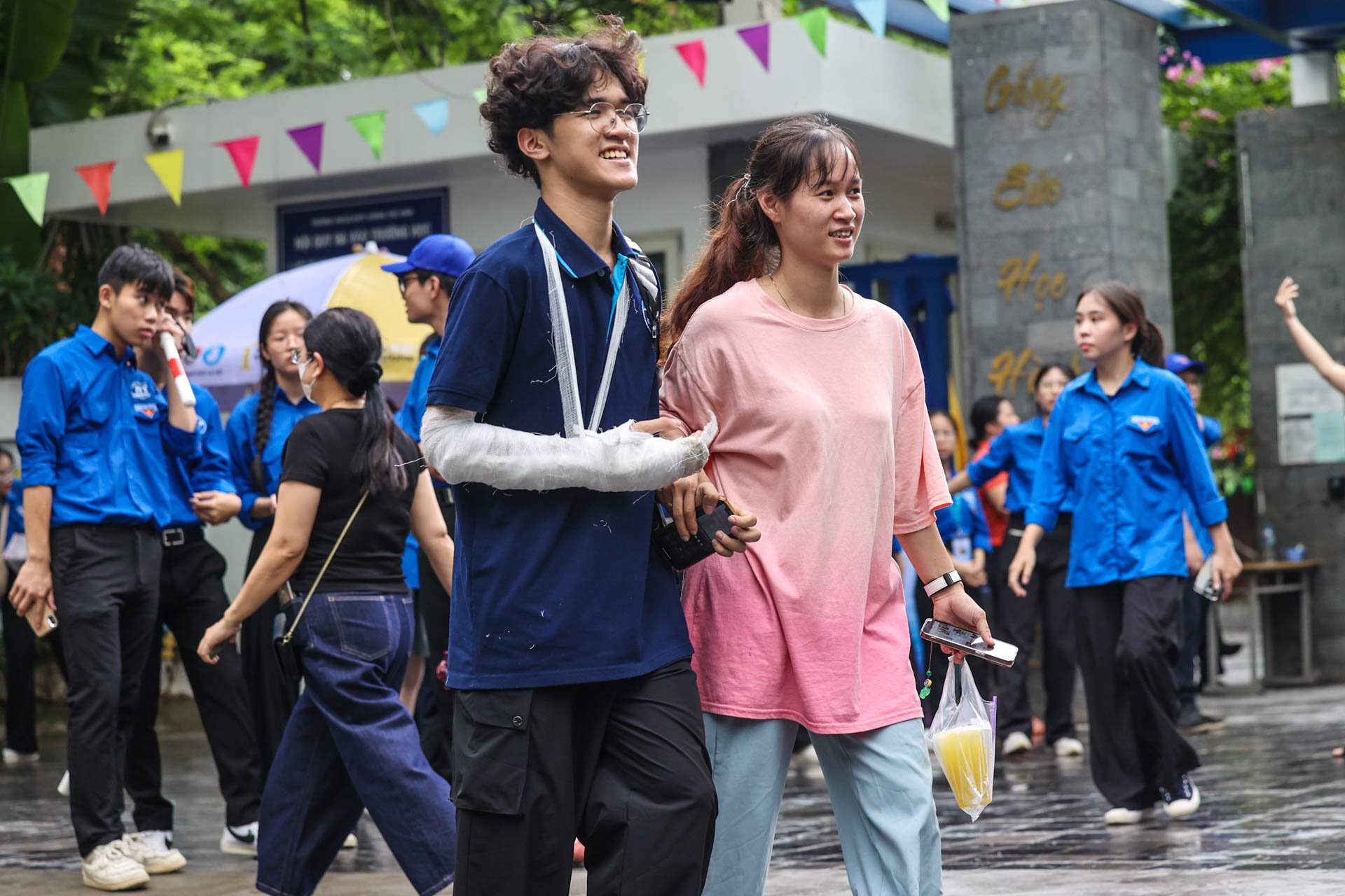 Nam sinh gãy tay, uống thuốc giảm đau cố hoàn thành bài Văn 4 mặt giấy-1