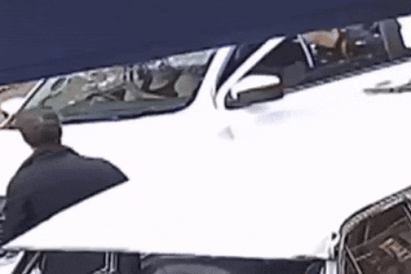 Clip: Bị cướp xe ô tô, cụ bà 63 tuổi đấm thẳng vào mặt tên cướp