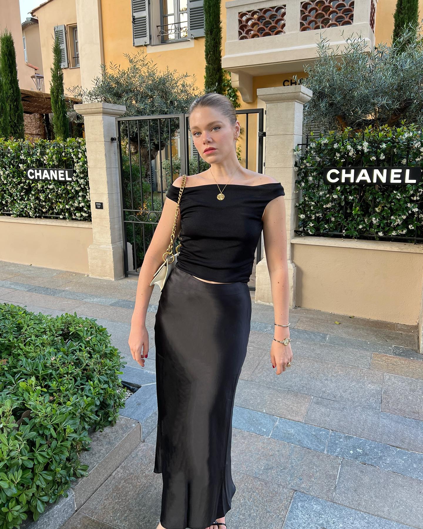 5 mẫu chân váy được phụ nữ Pháp yêu thích nhất mùa hè: Cứ mặc lên là sang trọng, tôn dáng cao ráo-3