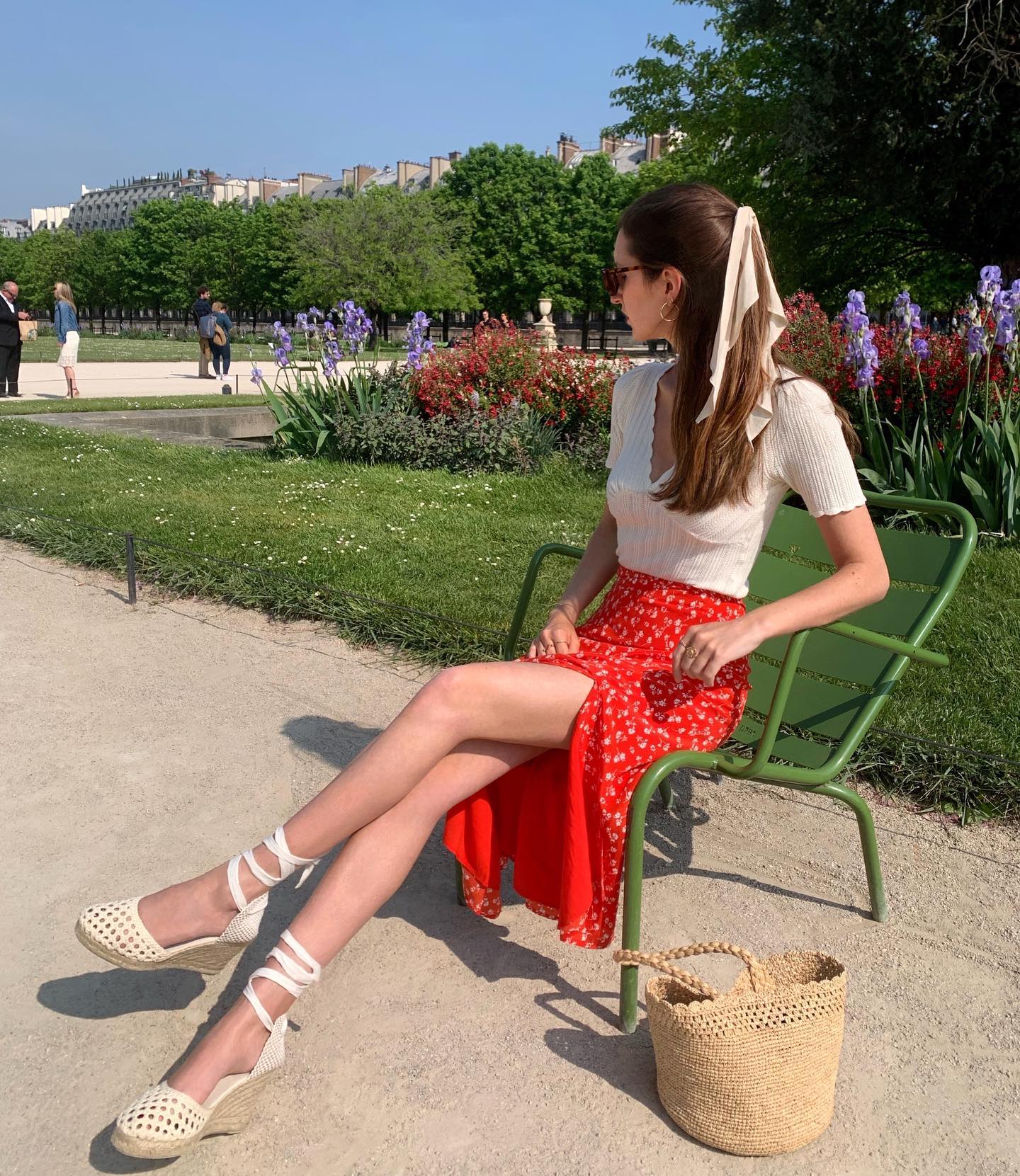5 mẫu chân váy được phụ nữ Pháp yêu thích nhất mùa hè: Cứ mặc lên là sang trọng, tôn dáng cao ráo-11
