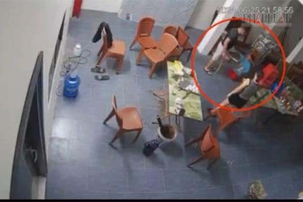 Khẩn trương điều tra, xử lý vụ bé 11 tuổi nghi bị mẹ và người tình bạo hành-2