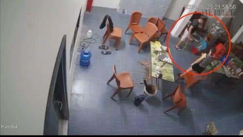 Bé gái nghi bị mẹ đẻ và người tình dùng dây điện bạo hành-1