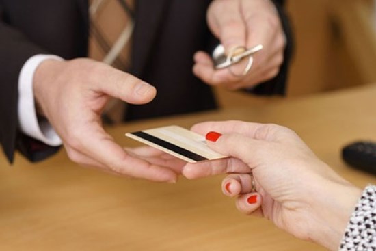 Chồng nói đi công tác xa nhưng lại dùng thẻ tín dụng thanh toán cho phòng khách sạn ở ngay dưới phố